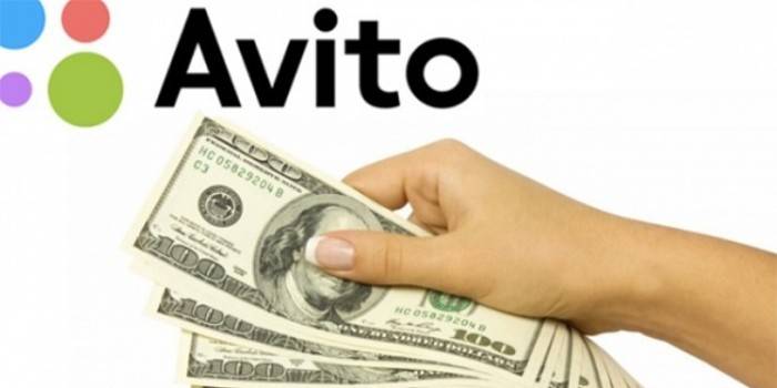 Логотип Авито и деньги в руке