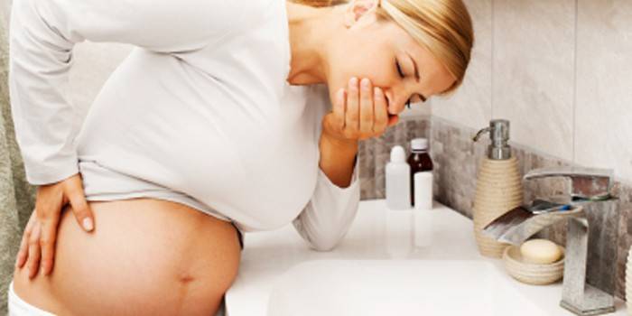 Токсикоз у беременной девушки