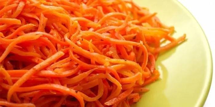 Готовая морковка по-корейски на тарелке