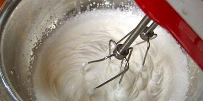 Процесс взбивания крема из сливок и сметаны
