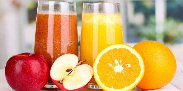 Яблоки, апельсины и два стакана сока