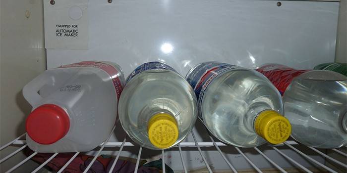 Бутылки с домашней водкой в холодильнике