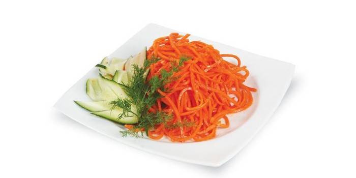 корейская морковка на тарелке