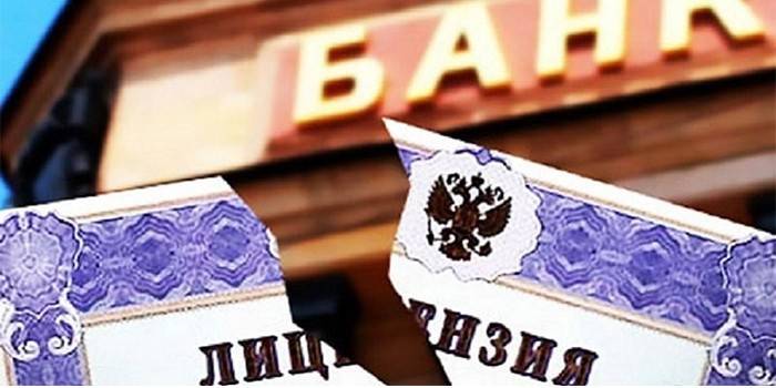 Разорванная лицензия на фоне банка