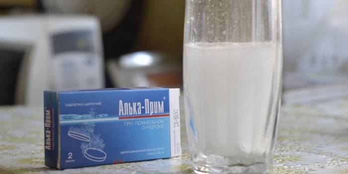 Препарат Алька-Прим и стакан с растворенной в воде таблеткой