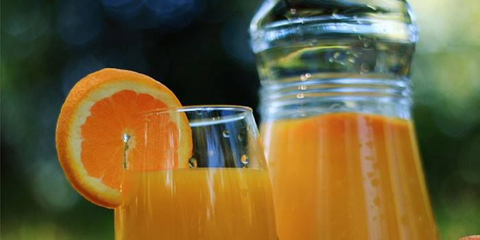 Кувшин и стакан с апельсиновым соком