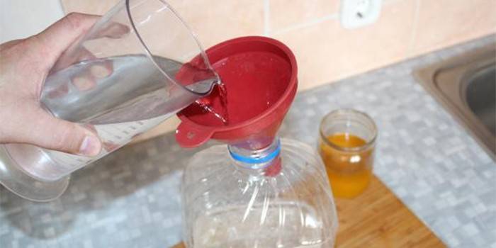 Процесс смешивания спирта с водой