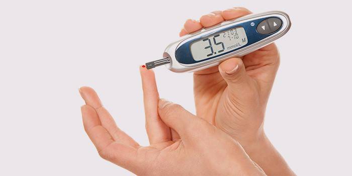 Девушка измеряет уровень сахара в крови глюкометром