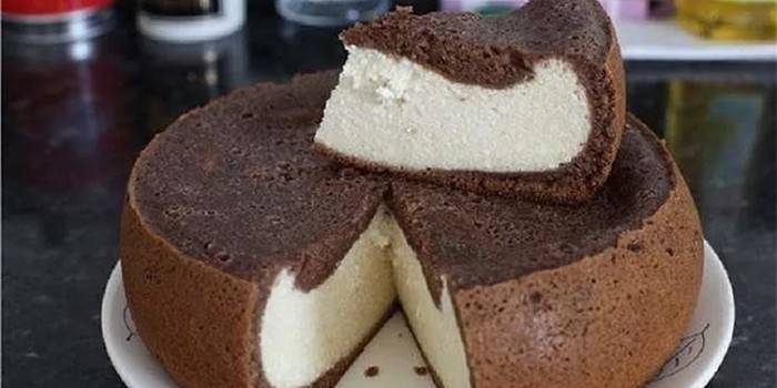 Бисквитный шоколадный пирог с творожной начинкой
