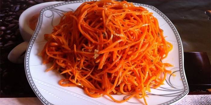 Готовая пряная морковь по-корейски на тарелке
