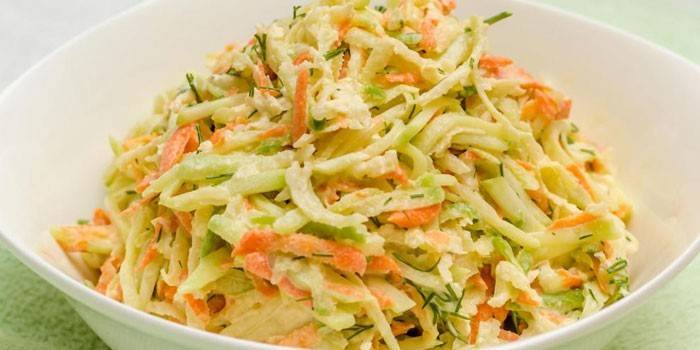 Витаминный овощной салат на тарелке