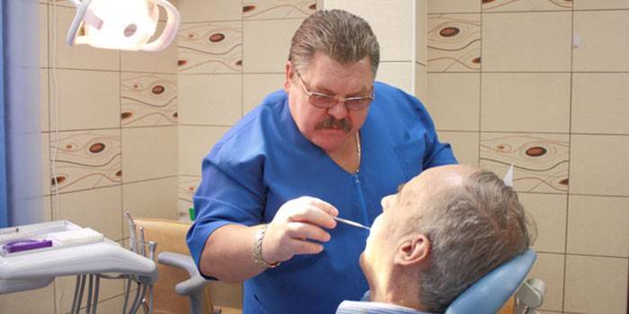 Мужчина приеме у стоматолога