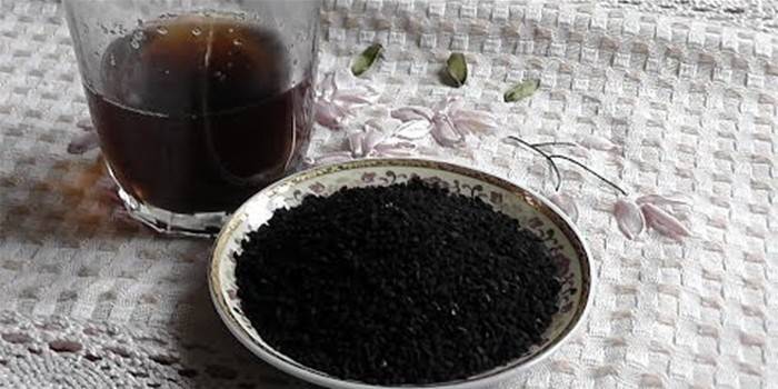 Чашка с настоем и тарелка с семенами черного тмина