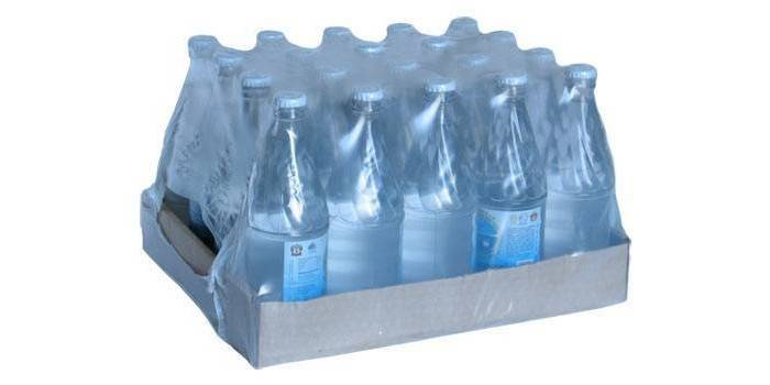 Бутылки на картонном поддоне затянутые термоусадочной пленкой