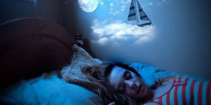 Девушка спит и видит сон
