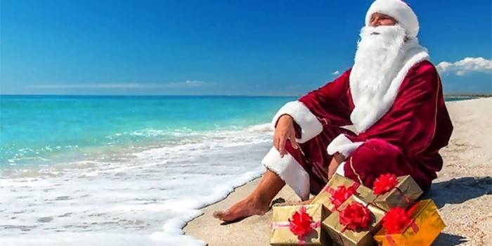 Дед Мороз с подарками на морском пляже