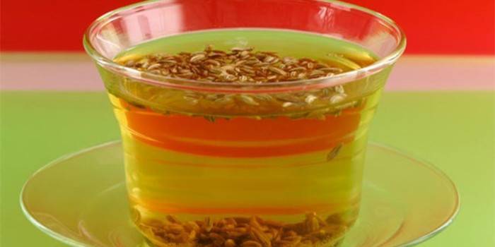 Чашка с настоем из семян льна
