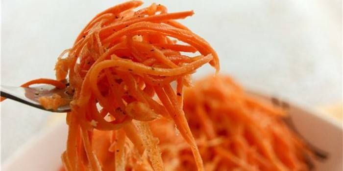 Острая морковка по-корейски на вилке