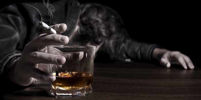 Топит депрессию в алкоголе и сигаретах