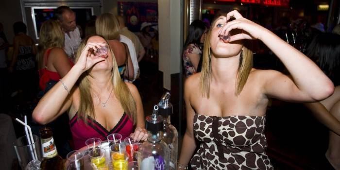 Девушки пьют алкоголь