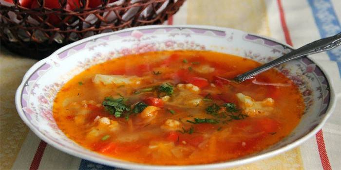 Тарелка овощного супа с помидорами и сладким перцем