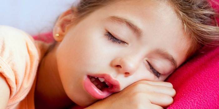 Девочка спит с открытым ртом
