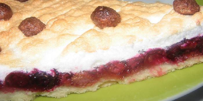 Пирог с начинкой из перетертых ягод