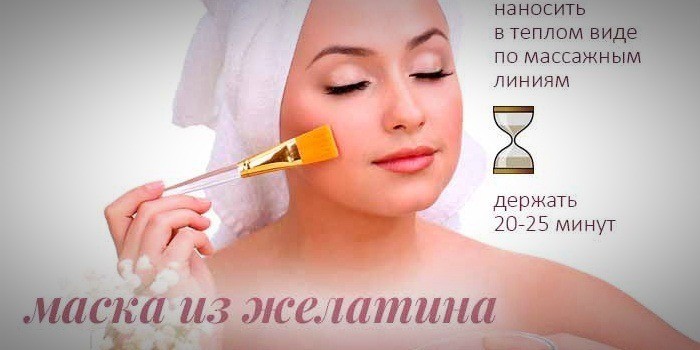 Женщина наносит желатиновую маску на лицо