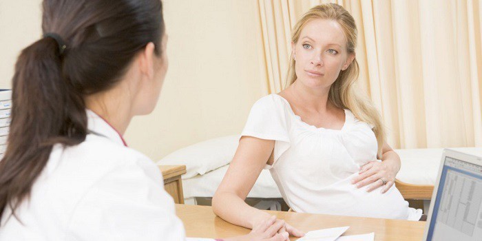 Беременная женщина на приеме у врача