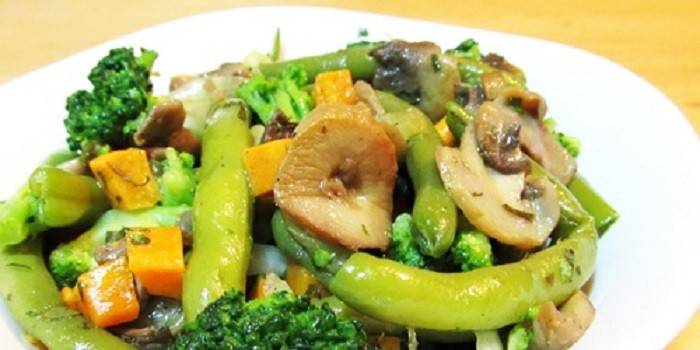 Салат из стручковой фасоли с грибами и брокколи