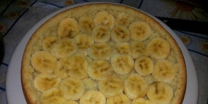 Готовый пирог с бананами на тарелке 