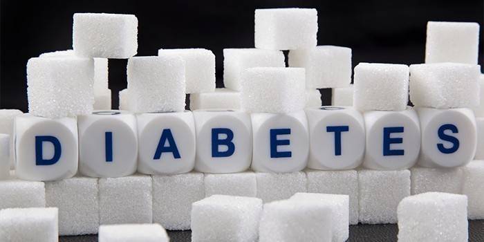 Надпись Diabetes и сахар рафинад