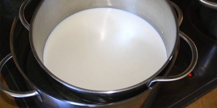 Молоко на водяной бане