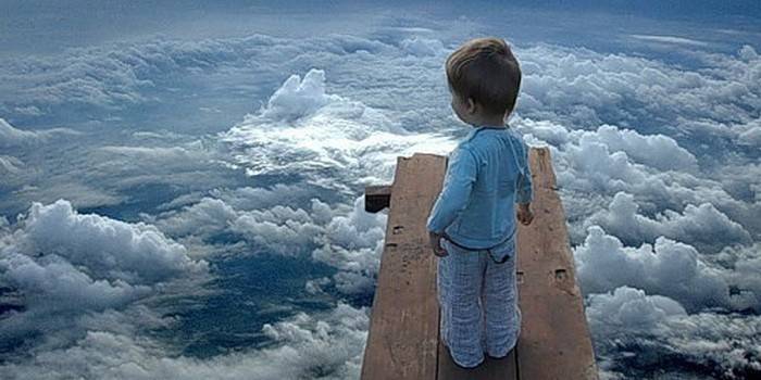 Ребенок над облаками