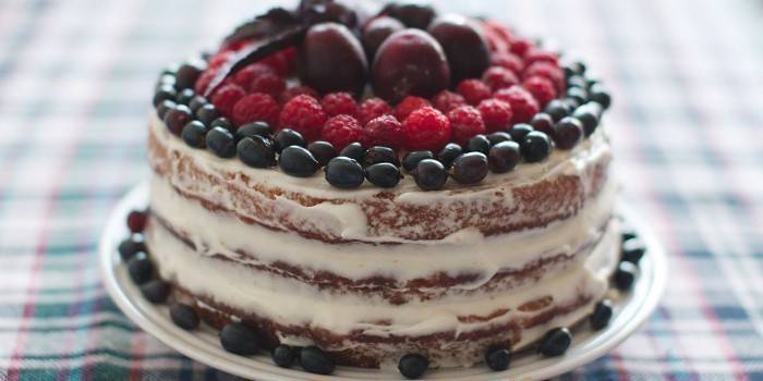 Бисквитный торт декорированный ягодами