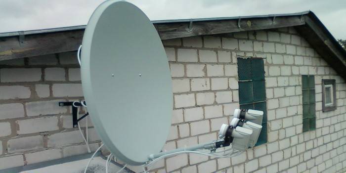 Спутниковая телевизионная антенна на доме
