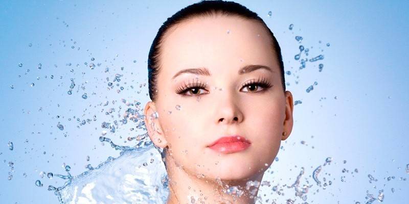 Девушка и водяные брызги