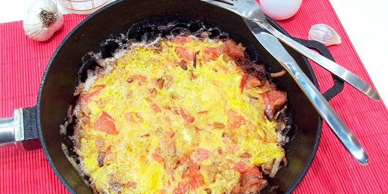 Простая яичница с помидорами и луком
