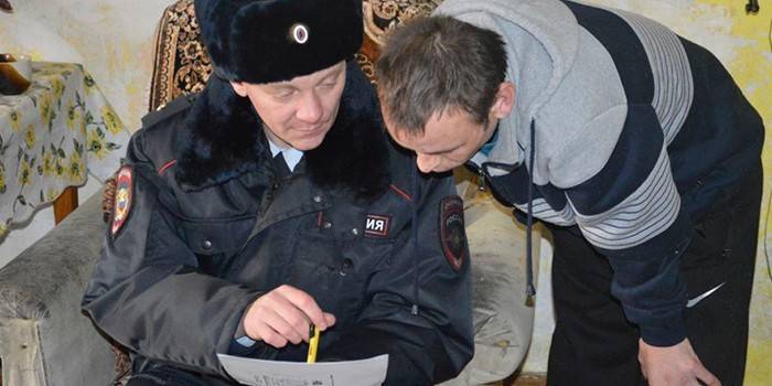 Участковый полицейский проводит беседу