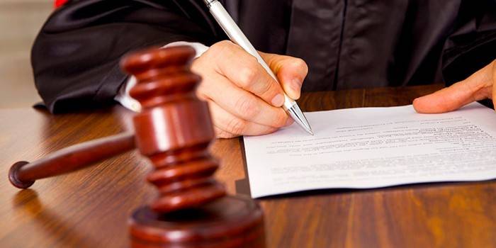 Судья подписывает документы