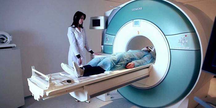 Мужчина в аппарате МРТ и медик рядом