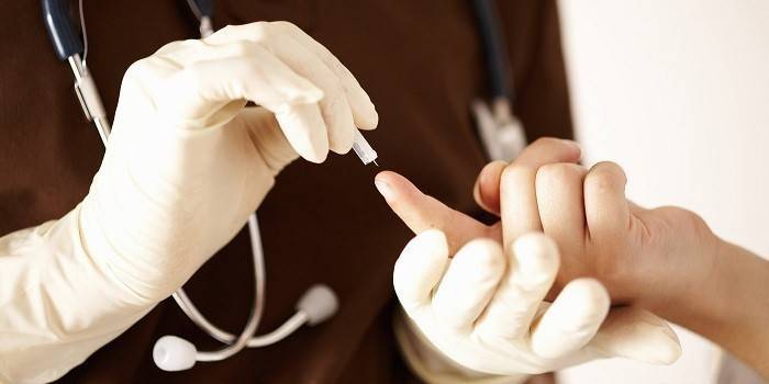 У человека берут анализ крови из пальца