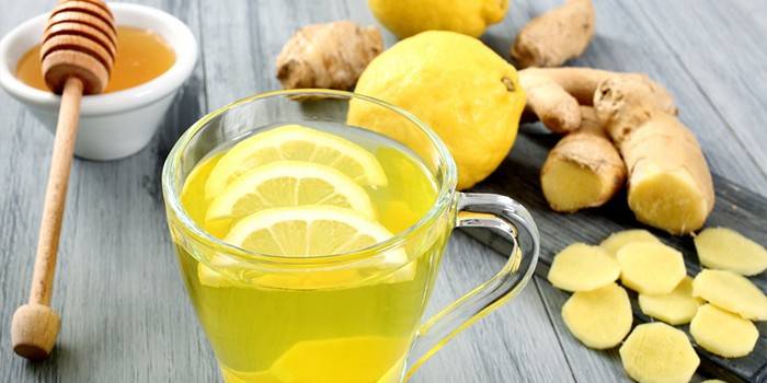 Напиток из кореня имбиря с лимоном и медом в чашке
