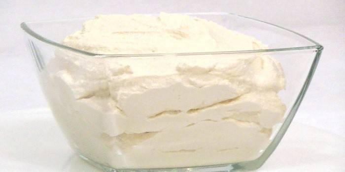 Домашний сливочный сыр в стеклянной посуде