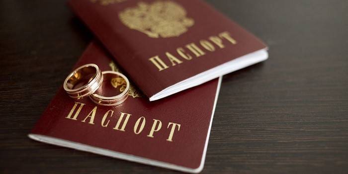 Два паспорта и обручальные кольца