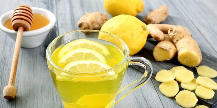 Чай из корня имбиря с лимоном с медом в чашке