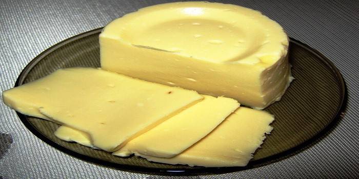 Домашний сыр на тарелке