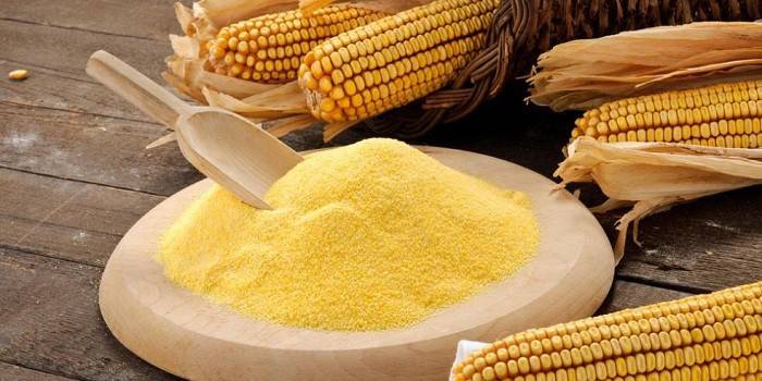Початки кукурузы и кукурузная мука 