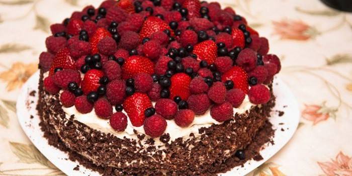 Украшенный ягодами сверху торт