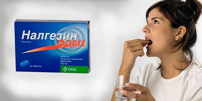 Женщина принимает лекарство